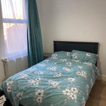 Snug 5-Bedroom Residential Home In Great London Luaran gambar